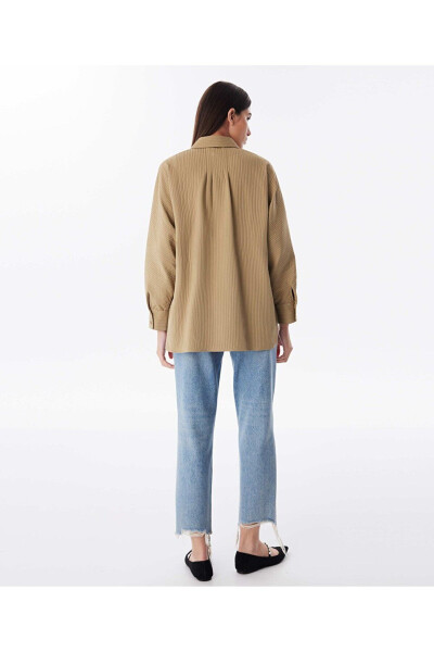 Textured shirt with zipper closure. - 5