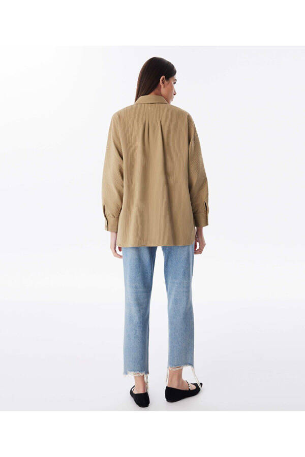 Textured shirt with zipper closure. - 5