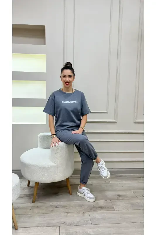 Thatssofetch Футболка дымчатая, спортивные штаны джоггеры - белый принт, спортивный костюм оверсайз - дымчатый - 4