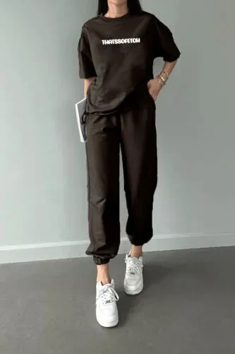 Thatssofetch T-shirt Jogger Shimlar - Qahva Bosma Yuqori va Pastki Sport Kostyumi Oversize Velosiped Yaka - DUBU BUTİK (1)