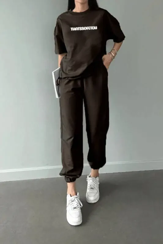 Thatssofetch T-shirt Jogger Shimlar - Qahva Bosma Yuqori va Pastki Sport Kostyumi Oversize Velosiped Yaka - 2
