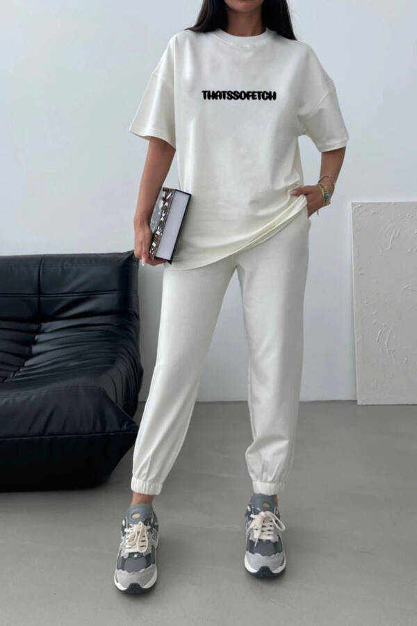 Thatssofetch T-shirt va Jogger shim - Oq rangli bosma, keng o'lchamli, yumaloq yoqali to'plam - 3