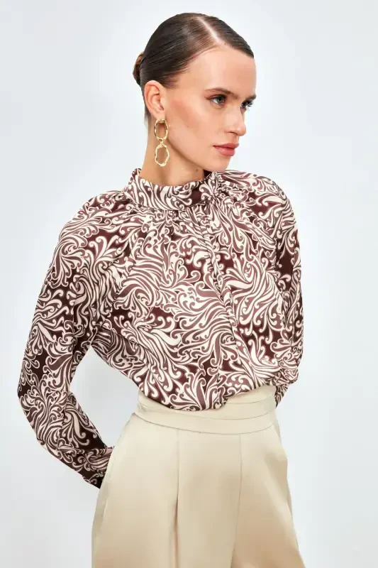 Tik yoqali naqshli bluzka - Qahva - 3
