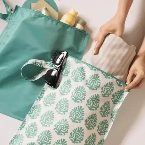 Tiny Twinkle Mess-Proof Suv o'tkazmaydigan ho'l quruq sumka | Cho'milish kostyumlari va bolalar kiyimlari uchun 2 dona qayta ishlatiladigan ho'l sumkalar | Sayohat va bolalar uchun taglik almashtirish uchun suv o'tkazmaydigan ho'l sumka (ko'k gul naqshli) - 10