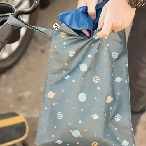 Tiny Twinkle Mess-Proof Suv o'tkazmaydigan ho'l quruq sumka | Suzish kostyumlari va chaqaloq kiyimlari uchun 2 dona qayta ishlatiladigan ho'l sumkalar | Sayohat va chaqaloq tagliklarini almashtirish uchun suv o'tkazmaydigan ho'l sumka (Kosmos, muz ko'k) - 6