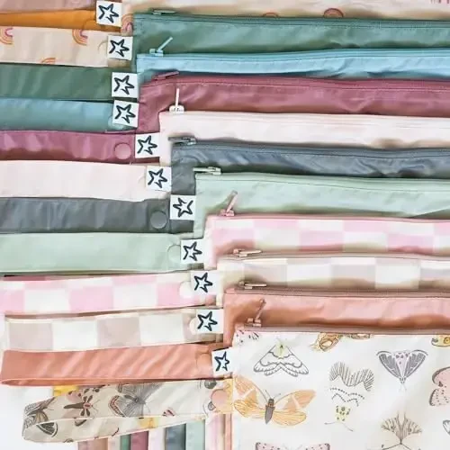 Tiny Twinkle Mess-Proof Waterproof Ho'l Quruq Sumka | Cho'milish kostyumlari va chaqaloq kiyimlari uchun 2 dona qayta ishlatiladigan ho'l sumkalar | Sayohat va chaqaloq uchun taglikni almashtirish uchun suv o'tkazmaydigan ho'l sumka (Boho Rainbow) - 5