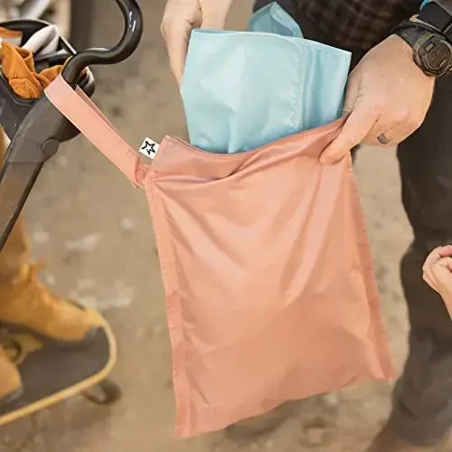 Tiny Twinkle Mess proof Waterproof Wet Dry Bag,2pk Swimsuits&Baby Clothes uchun qayta ishlatiladigan ho'l sumkalar,Leakproof ho'l sumka,Sayohat&Pampers sumkasi uchun suv o'tkazmaydigan sumka,Chaqaloq uchun ho'l sumkalar (Taupe, Dandelion) - 3