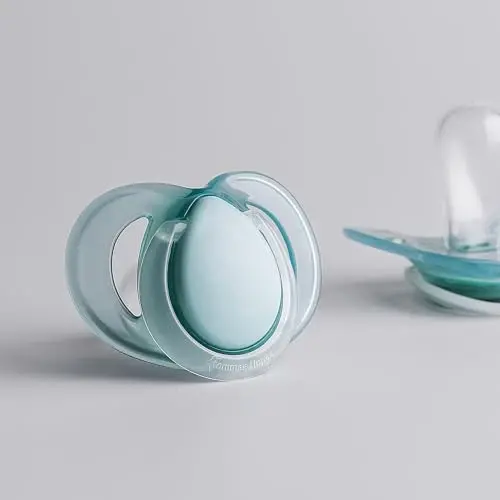 Tommee Tippee Night Time Pacifier, 6-18 Months, Symmetrical Silicone Baglet, BPA-Free Binkies, Glow in The Dark Technology, Pack of 2 with Reusable Sterilizer Pod - 6