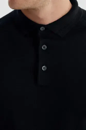 Тонкий тёмно-синий шерстяной свитер с узором и воротником поло - 4