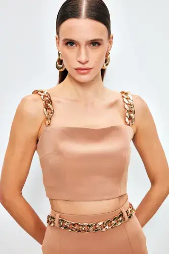 Топ-кроп с золотой цепочкой - ВЕРБЛЮД - SATEEN (1)