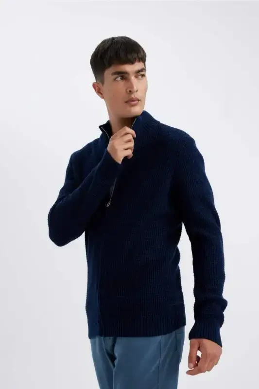 To'q ko'k rangi, oddiy o'lcham, oddiy bo'yinbog', yarim turtlenekli, fermuarli, teksturali to'q ko'k rangi kozok - 4