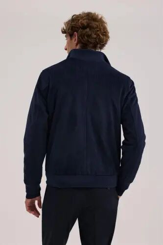 To'q ko'k rangli Comfort Fit stend yoqali baxmal kurtka - 4