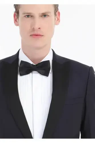 To'q ko'k tek rangli, zamonaviy, ingichka, kruvaze yoqali, to'qilgan smoking kostyum. - 4