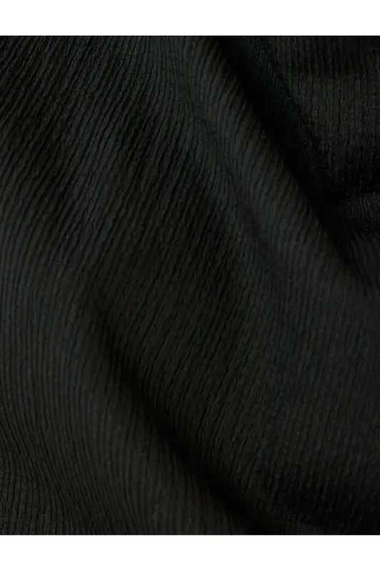 To'qimali drape yoqali, yengsiz bluzka - 6