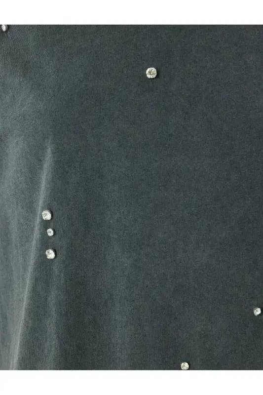 Tosh detalli velosiped yoqali yuvilgan futbolka - 6