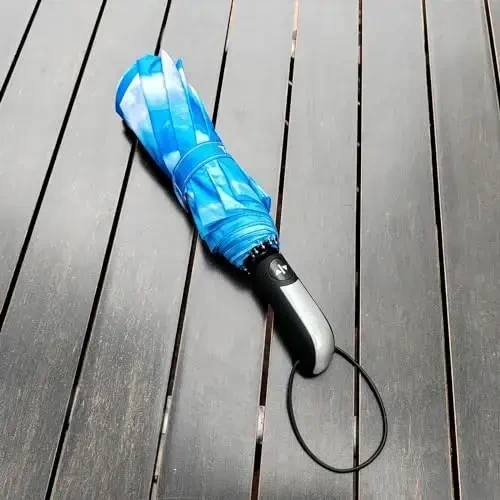 TradMall Travel Soyabon shamoldan himoyalangan, 46 dyuymli katta soyabon, 10 ta mustahkam shisha tolali qovurg'alar, ergonomik tutqich, avtomatik ochish va yopish, osmon bulutlari - 3