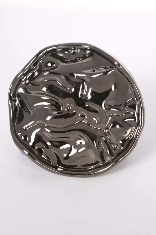 Trend42plus Black Nickel Wrinkled Curvy Design Brooch - 1