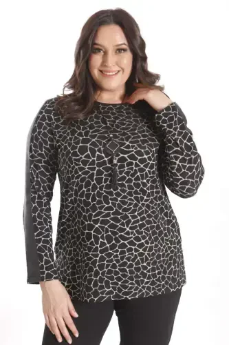 Büyük Beden Kolye Detaylı Dijital Baskılı Kollar Deri Şeritli Siyah Bluz - 5