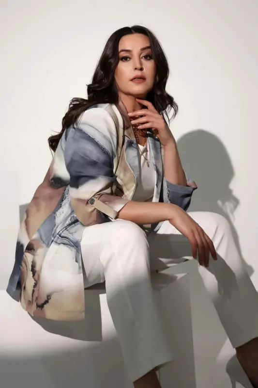 Трендовый жакет Trend42plus большого размера с батиковым рисунком, с запахом, серого цвета. - 3