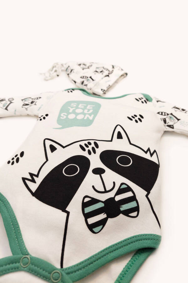 Трехкомлект: Боди с длинным рукавом с кнопками снизу, штаны и шапка с принтом енота - 4