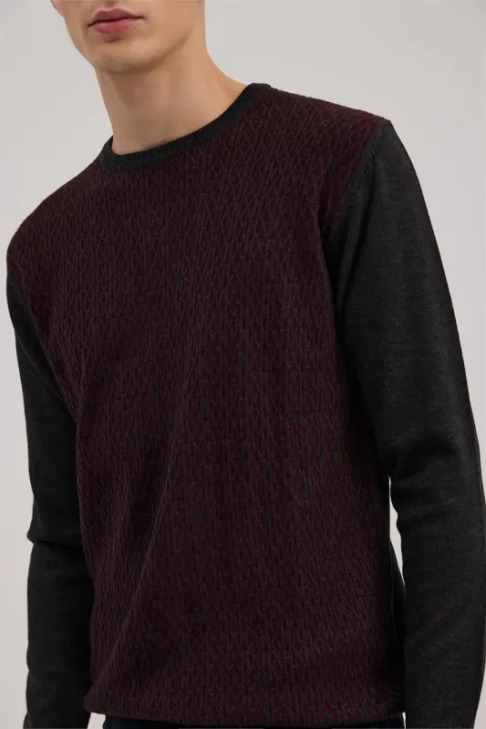 Трикотаж с узором классического бордового цвета дымчатого оттенка с круглым вырезом. - 3