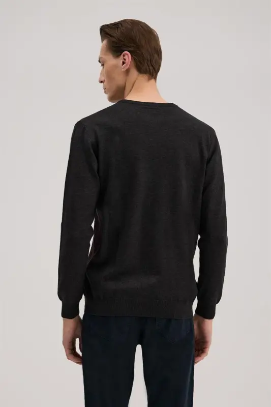 Трикотаж с узором классического бордового цвета дымчатого оттенка с круглым вырезом. - 4