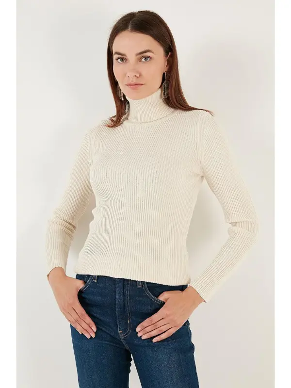 Трикотажный свитер в рубчик, стандартного кроя, с воротником «рыбак», из мягкого акрила 4614102-Экрю - LC WAIKIKI