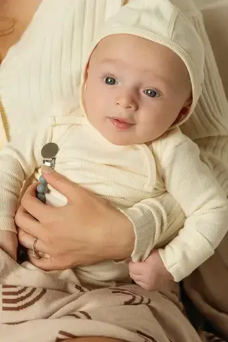 Трикотажный вязаный детский плед для девочки и мальчика 85см X 85см Радуга бежево-кремовый Радуга - 4