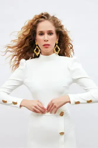 Tugmalar bilan bezatilgan qisqartirilgan bluzka - Ekru - Sateen (1)