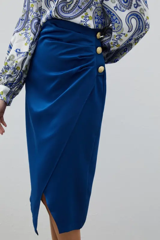 Tugmali aksessuarlar bilan Satin Krep yubka - INDIGO-INDIGO - 4