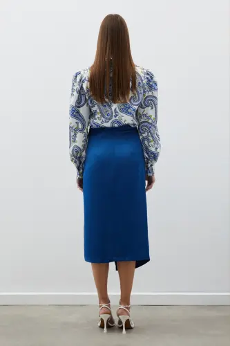 Tugmali aksessuarlar bilan Satin Krep yubka - INDIGO-INDIGO - 5