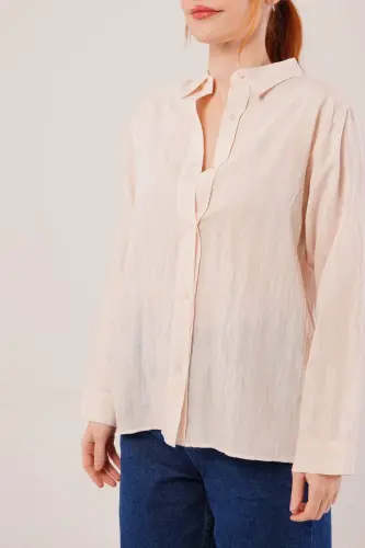 Tugmali va chiziqli detallarga ega krem ko'ylak - 3