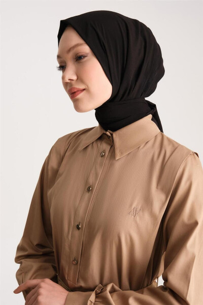 Tundan iplangan paxtadan tikilgan tugmali koʻylak 24y9807 Camel - 3