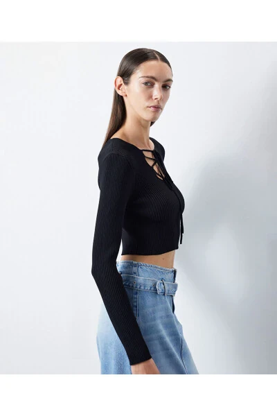 Укороченный свитер с завязками спереди - 4