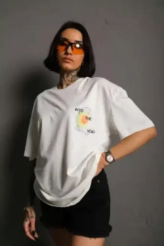 Unisex Футболка оверсайз с принтом и круглым вырезом - Белая - 1