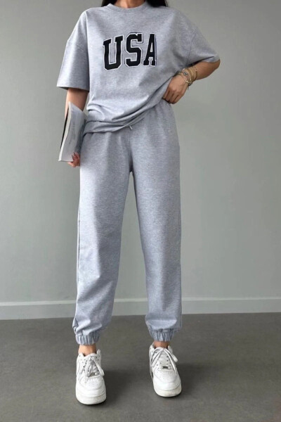 Usa T-shirt Jogger Shimlari - Kulrang Bosilgan Yuqori va Pastki Sport Kostyumi, O'lchamli, Aylana Yoqa - CLAYES