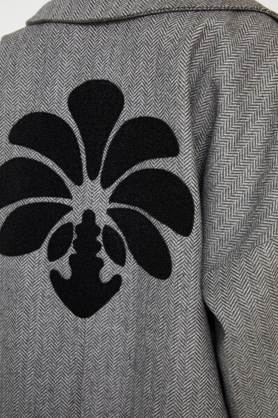 Uzoq yengli, orqa tomoni kashtachilikli palto. - 4