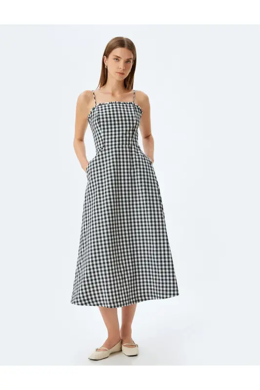 Langes Trägerkleid mit Rüschendetail und Taschen - Schwarz kariert - 1