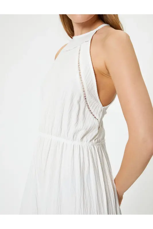 Langes Kleid mit Neckholder-Ausschnitt, geschichtet und strukturiert - Ecru - 5