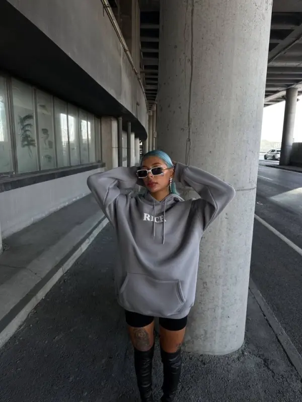 Uzun Kol Kapşonlu Göğüs Baskılı SweatShirt - Gri - BÜYÜKBEDENIZ