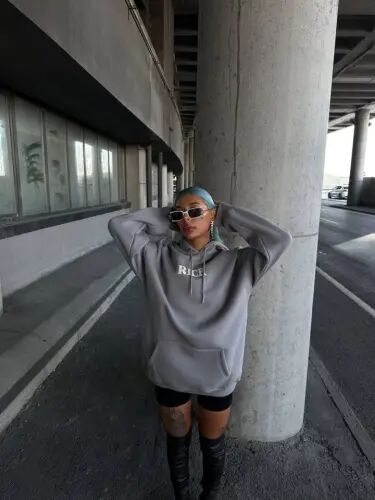 Uzun Yengli Kapüşonli Kўkrakida Bosmasi Bor Sweatshirt - Kulrang - 1