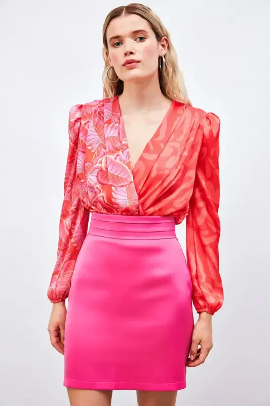 V bo'yinli bodysuit ko'ylak - QIZIL - SATEEN