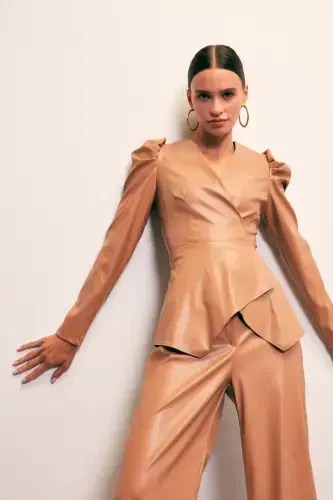 V-bo'yinli Charm terisi bluzkasi - BEJ - 1