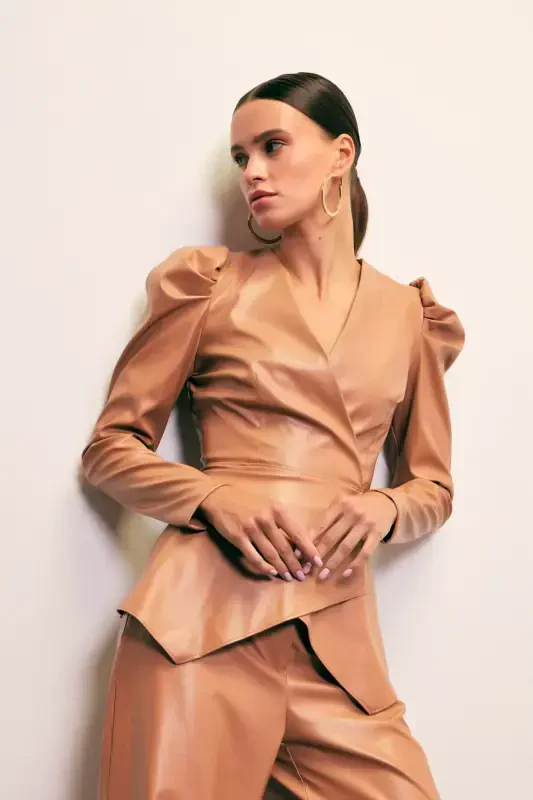 V-bo'yinli Charm terisi bluzkasi - BEJ - 2