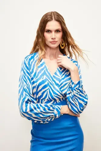 V-bo'yinli Zebra naqshli Atlas bluzka - SAX BLUE - SATEEN (1)