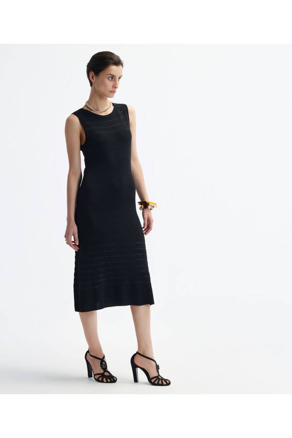 V-Neck Knee-Length Knit Dress - 3