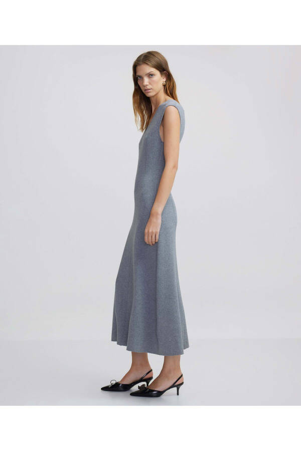 V-neck midi dress - 7