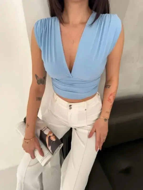 Vatkalı Kolsuz V Yaka Drapeli Crop Bluz Likralı Fit - Bebek Mavisi - BÜYÜKBEDENIZ