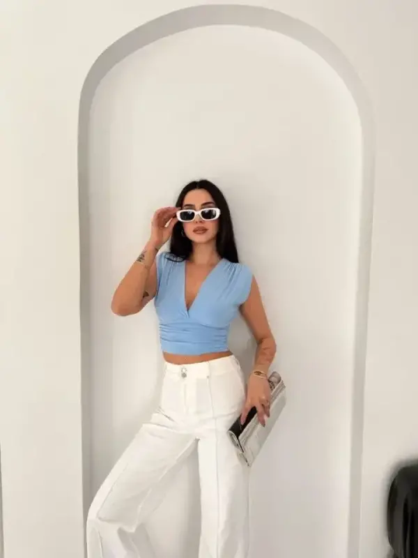 Vatkalı Kolsuz V Yaka Drapeli Crop Bluz Likralı Fit - Bebek Mavisi - 2