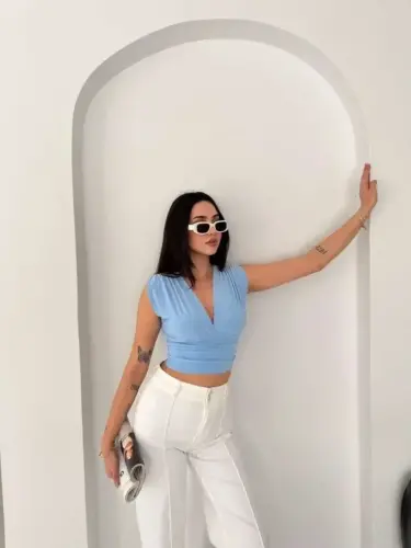 Vatkalı Kolsuz V Yaka Drapeli Crop Bluz Likralı Fit - Bebek Mavisi - 3